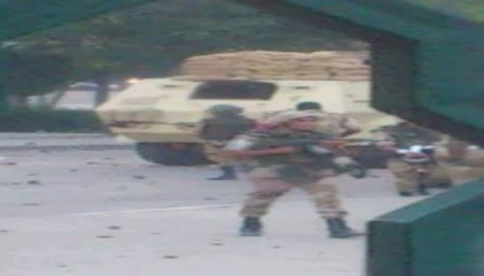 صورة جندي بالجيش المصري يقتل المصريين باوامر السيسي الخائن