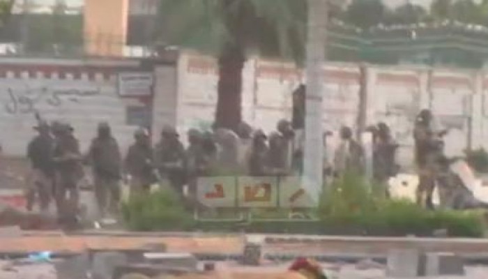 لقطات من مجزرة الحرس الجمهوري واطلاق الجيش الخرطوش والرصاص الحي (متلفز)