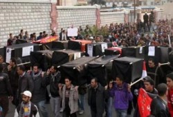 مسيرة حاشدة لقصر الاتحادية ترفع نعوشا رمزية لشهداء مجزرة الحرس الجمهوري