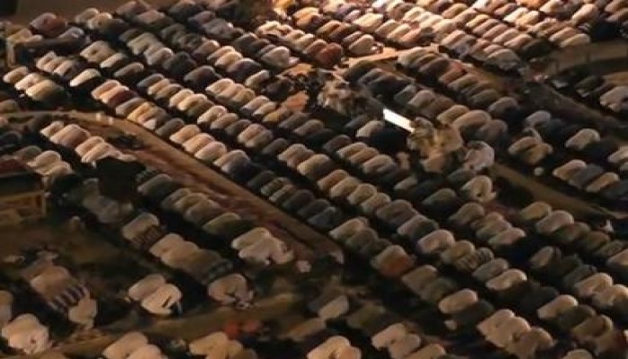 الآلاف من أبناء أسوان يواصلون اعتصامهم ويصلون القيام في الميدان (متلفز)