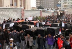 مسيرة النعوش والأكفان تهز شوارع القاهرة ودموع المصريين تنهال بغزارة