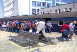 جنود امن مركزى بزى مدنى بمحطة قطار الاسكندرية متجهين الى ميدان التحرير للتظاهر !