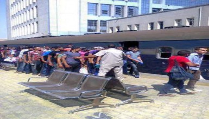 جنود امن مركزى بزى مدنى بمحطة قطار الاسكندرية متجهين الى ميدان التحرير للتظاهر !