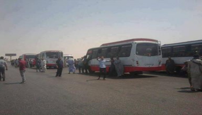 قوات من الجيش تحتجز أتوبيسات المتظاهرين المؤيدين لرئيس مصر وتمنعهم من الوصول اللى رابعه