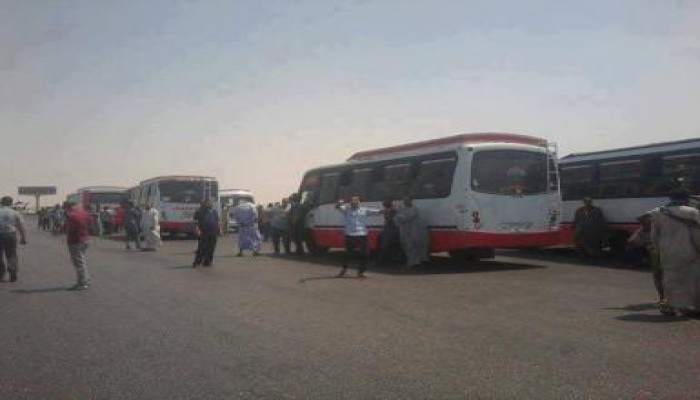 قوات من الجيش تحتجز أتوبيسات المتظاهرين المؤيدين لرئيس مصر وتمنعهم من الوصول اللى رابعه