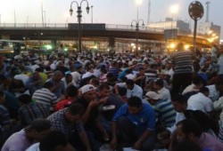 معتصمو ميدان رمسيس ودار ضباط الحرس الجمهوري يتناولون الافطار وسط حشود كبيرة