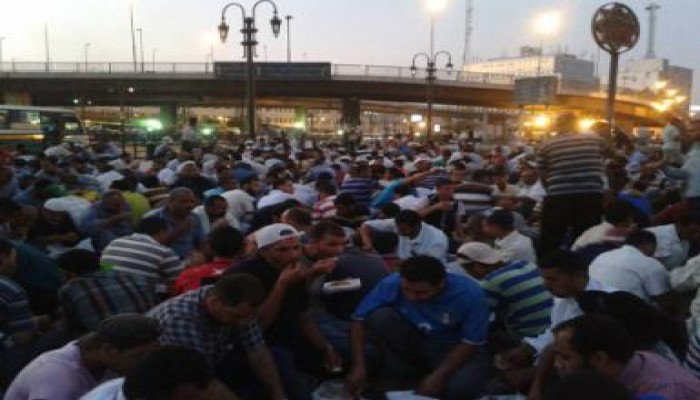 معتصمو ميدان رمسيس ودار ضباط الحرس الجمهوري يتناولون الافطار وسط حشود كبيرة