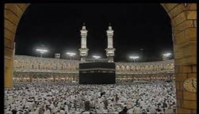 مليون مصل بالحرم المكي يدعون لمصر