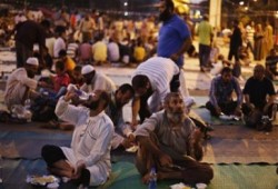 أكثر من مليون معتصم يتناولون الافطار بميدان النهضة