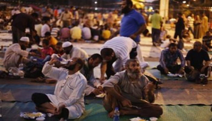 أكثر من مليون معتصم يتناولون الافطار بميدان النهضة