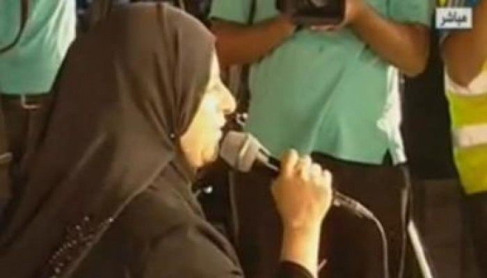 سيدة مصرية بسيطة تصفع إعلام العار و تروي موقف لها مع الرئيس " متلفز "
