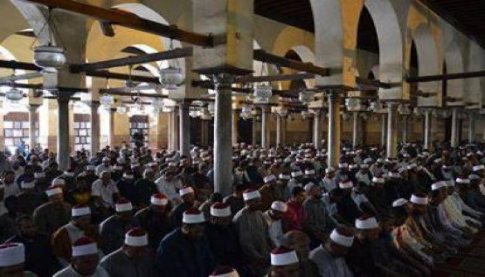 في سابقة تاريخية: الشرطة المصرية تمنع رفع الأذان بالجامع الأزهر وتغلقه في وجوه المصلين