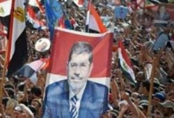 أهالي قنا يرفعون صور مرسي في الشرفات رد على مسيرة مؤيد للشرعية