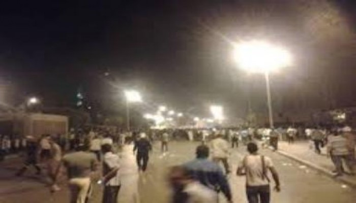 الشرطة تطلق قنابل الغاز والخرطوش على المصلين في رمسيس (متلفز)