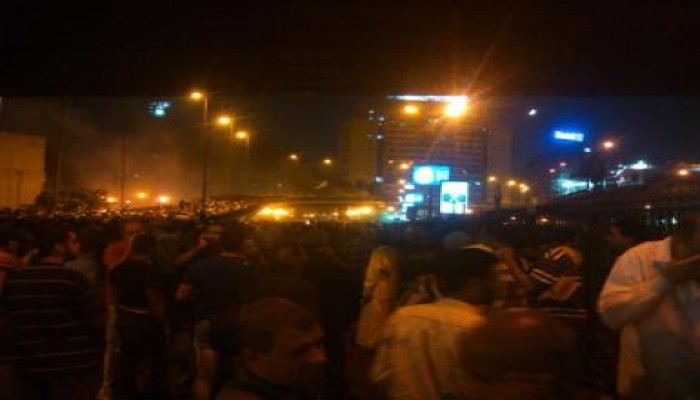 بعد قيامهم بضرب المصلين أمام نادي الحرس شرطة السيسي تضرب المصلين برمسيس "متلفز"