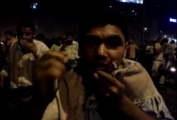 شهود عيان يرون ما حدث برمسيس  وضرب الشرطة لهم اثناء الصلاة (متلفز)