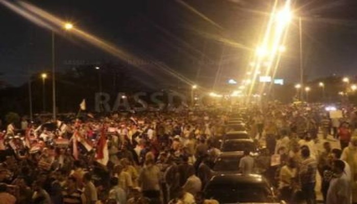 مئات الآلاف يتظاهرون أمام الإتحادية دعما للشرعية و رفضا للإنقلاب العسكري