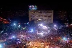 سيدة "مسنة" تدعو للرئيس مرسي بالنصر من منصة "رابعه" ( متلفز )