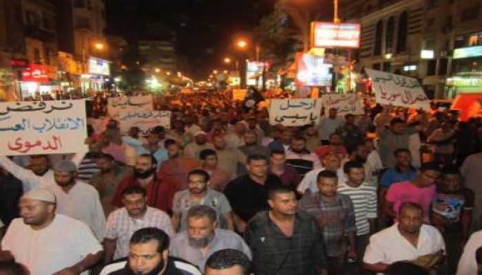 السويس : عشرات الالاف يخرجون تأييدا للرئيس وضد الانقلاب (صور)