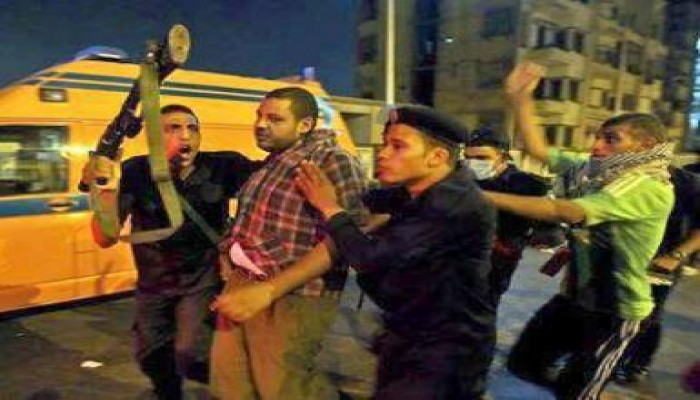 مشاهد من قسم الأزبكية : مصر الثورة تحت قبضة رجال السيسي وداخلية حبيب العادلي والبلطجية