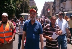 سعد الحسيني يقود مسيرة حاشدة إلى مجلس الوزراء الانقلابي