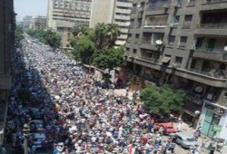 مسيرة حاشدة تتوجه إلى مجلس الوزراء (صور)