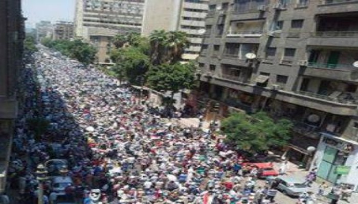 مسيرة حاشدة تتوجه إلى مجلس الوزراء (صور)