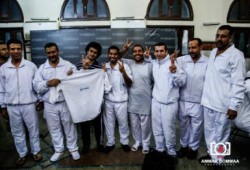 صورة من اعتصام رابعة العدوية لعدد من "الرجال" بعد خروجهم من معتقل الانقلابيين