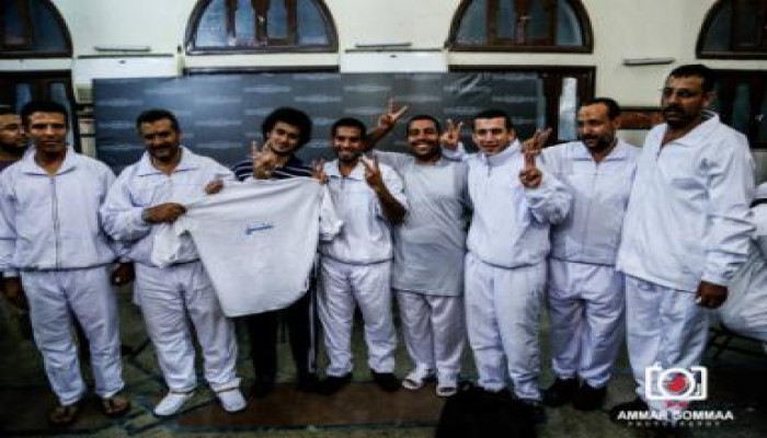 صورة من اعتصام رابعة العدوية لعدد من "الرجال" بعد خروجهم من معتقل الانقلابيين