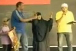 أم شهيد عمرها 97 سنة تشعل ميدان رابعة العدوية وتدعو للرئيس محمد مرسي (متلفز)