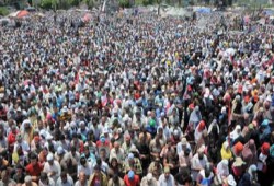 معتصمو النهضة يستقبلون مسيرة الدقي بهتاف أهلا اهلا بالثوار مرحب مرحب بالأحرار