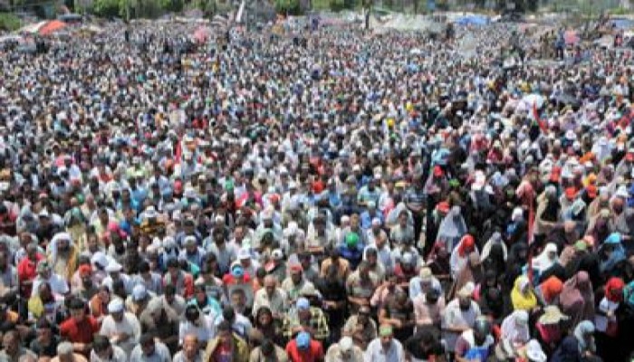 معتصمو النهضة يستقبلون مسيرة الدقي بهتاف أهلا اهلا بالثوار مرحب مرحب بالأحرار