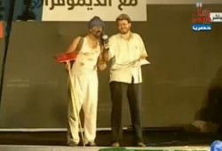 عطوه كنانه يركب السيسي علي منصة رابعة العدوية ساخر جداً  (متلفز)