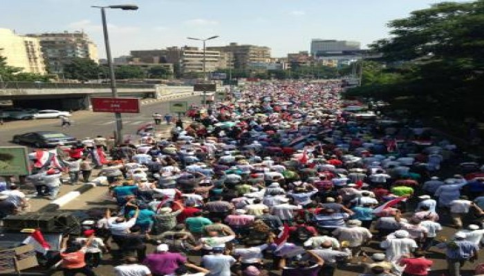 عشرات الآلاف في مسيرة دعم الشرعية بالدقي