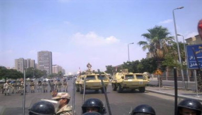 الجيش يمنع مسيرة العباسية من الاتجاه لرابعة بإطلاق النار في الهواء والاسلاك الشائكة (صورة)