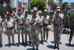 جنود نقطة تفتيش 109 بالسويس يفتحون الطريق للمتظاهرين .. ويؤدون لهم التحية