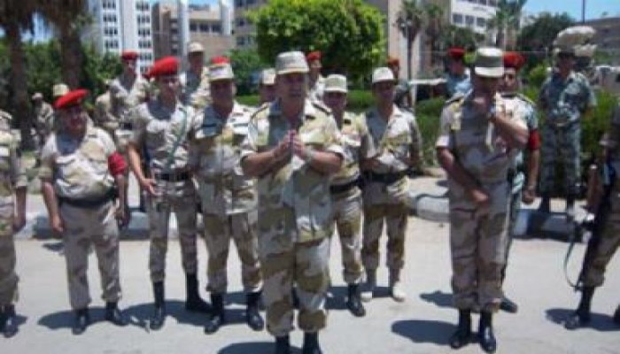 جنود نقطة تفتيش 109 بالسويس يفتحون الطريق للمتظاهرين .. ويؤدون لهم التحية