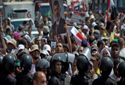 مسيرات تأييد الشرعية يصلون العصر أمام الجهاز المركزي للتعبئة والإحصاء