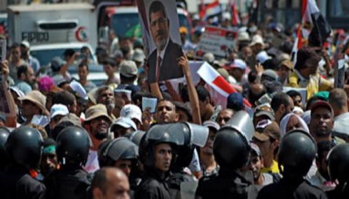 مسيرات تأييد الشرعية يصلون العصر أمام الجهاز المركزي للتعبئة والإحصاء