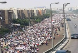 مئات الالاف في مسيرة حاشدة مؤيدة للشرعية بصلاح سالم