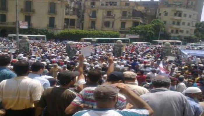 المعتصمون بالنهضة ورابعة يستقبلون المسيرات بهتافات أهلا أهلا بالثوار، مرحب مرحب بالأحرار