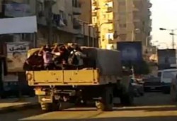 المئات من أفراد الجيش و عساكر الامن المركزي بملابس مدنية و يتوجهوا الي ميدان التحرير