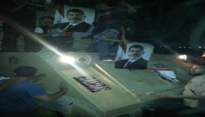 المعتصمون يعتلون الدبابات رافعين صور الرئيس أمام مدينة الإنتاج الإعلامى