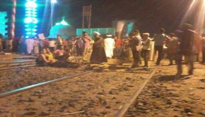 ثوار سوهاج يوقفون حركة القطارات ساعة كاملة اعتراضا على الانقلاب العسكري