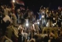 متظاهرون مدينة الانتاج الاعلامى يقفون فوق المدرعات ويهتفون بسقوط السيسى وعودت الرئيس مرسى