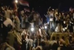 متظاهرون مدينة الانتاج الاعلامى يقفون فوق المدرعات ويهتفون بسقوط السيسى وعودت الرئيس مرسى