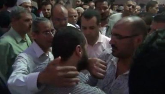 بالفيديو والد شهيدة يواسى زوج شهيدة بعد مجزرة حرائر المنصورة