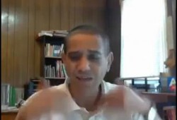 بالفيديو كلب من مؤيدي الانقلاب العسكري يمزق المصحف ويسب المعتصمين