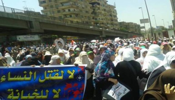 وصول مسيرة حرائر مصر إلى وزارة الدفاع  رغم أسلاك الخائن (صور)