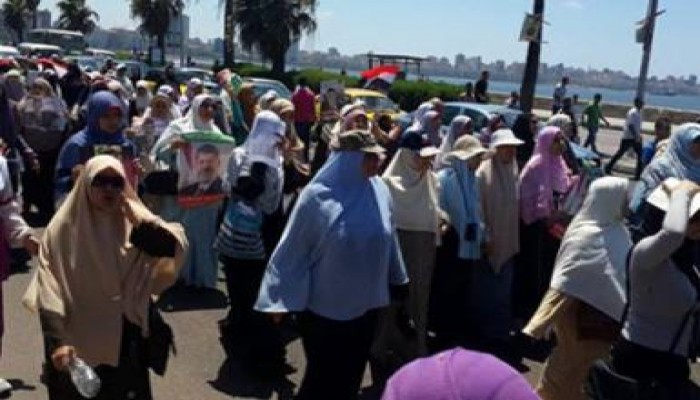 نساء الإسكندرية يخرجن في مسيرات حاشدة للتنديد بمجزرة " المنصورة"